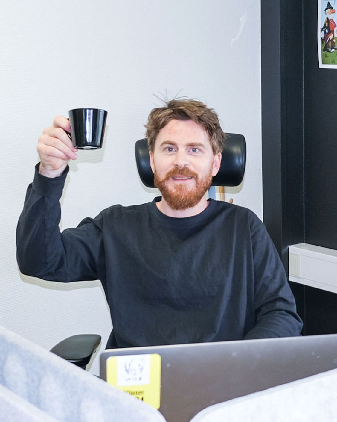 Rickard med en kaffekopp som kontakt bild Rickard med en kaffekopp, bilden används som kontakt
