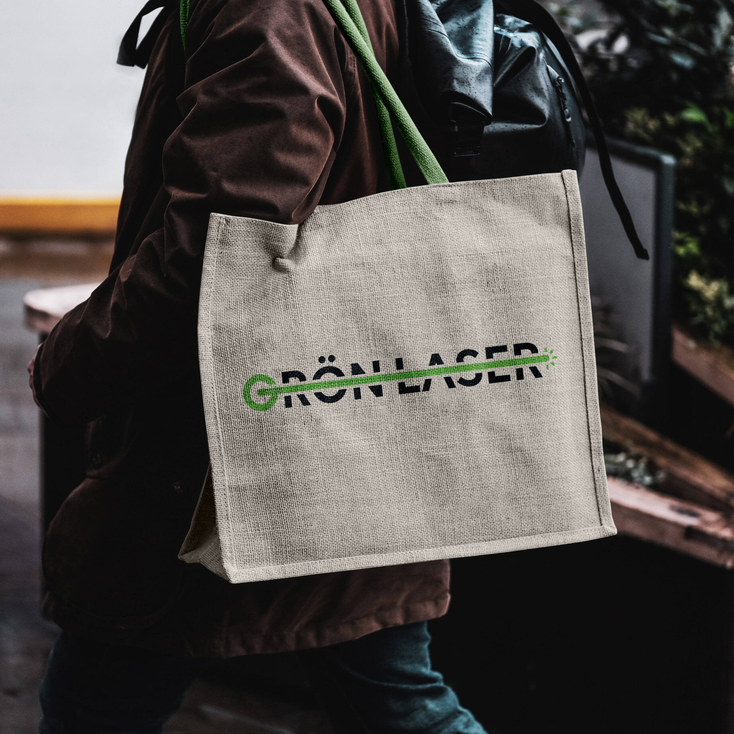 Grön Lasers logotyp tryckt på en tygpåse