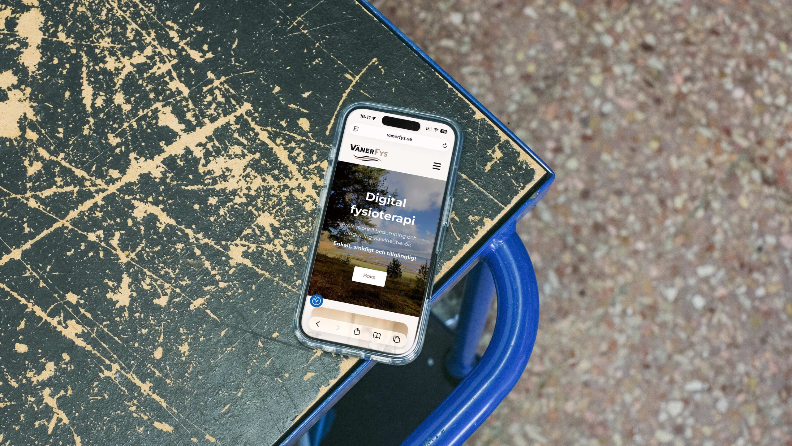 iPhone16 placerad på en vagn och visar VänerFys webbplats iPhone16 placerad på en vagn och visar VänerFys webbplats