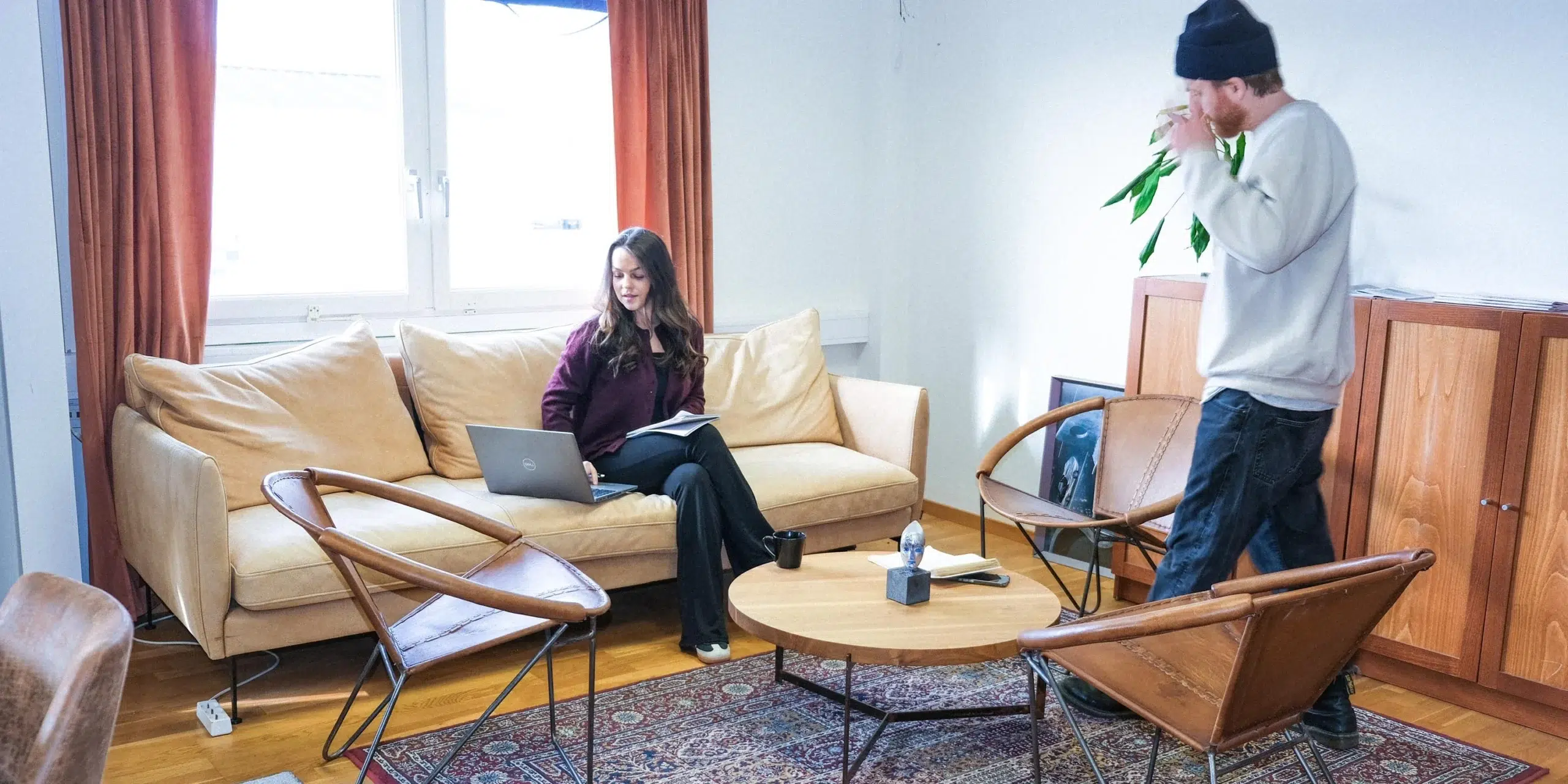Kille och tjej sitter på ett kontor och diskuterar