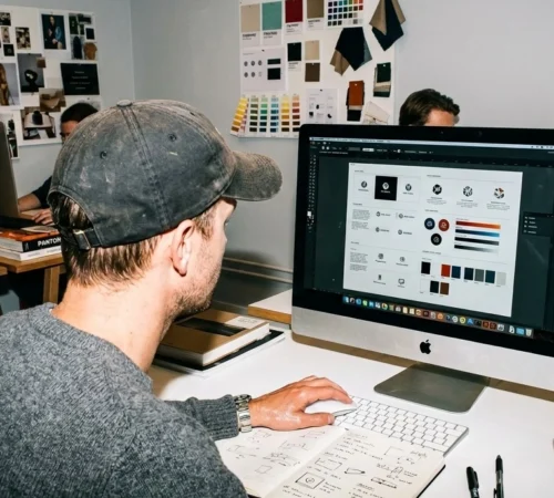 Grafisk profil illustration med logotyp, färgpalett och designelement som visar visuell identitet