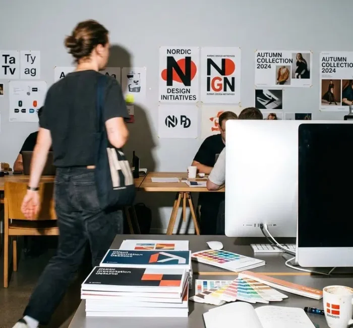 Lokal reklambyrå i Lidköping arbetar med marknadsföringsstrategi vid ett möte.
